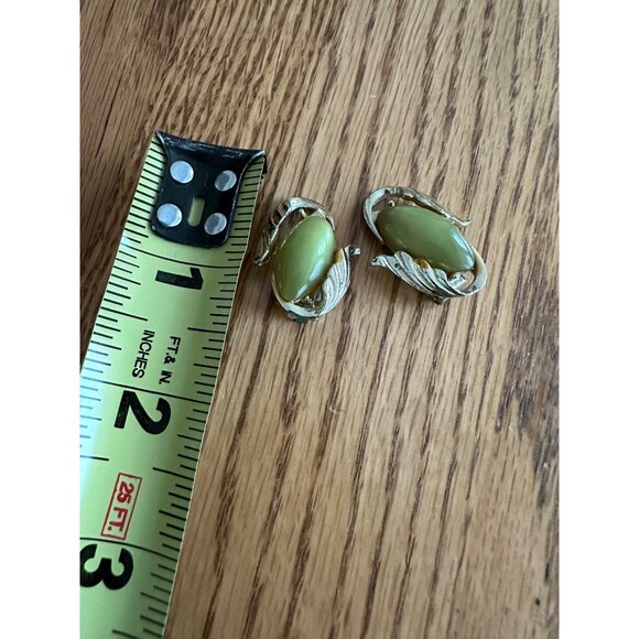 Vintage Clip-On Earrings With Green Stone & Leaf Design Unique Rare Find - Picture 3 of 7